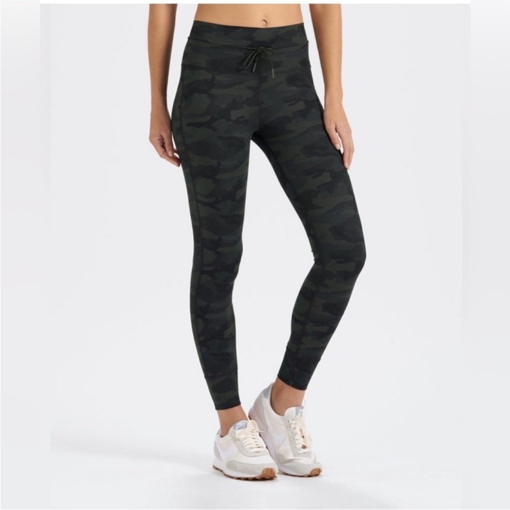 Vuori Daily Leggings Black Camo Size XS